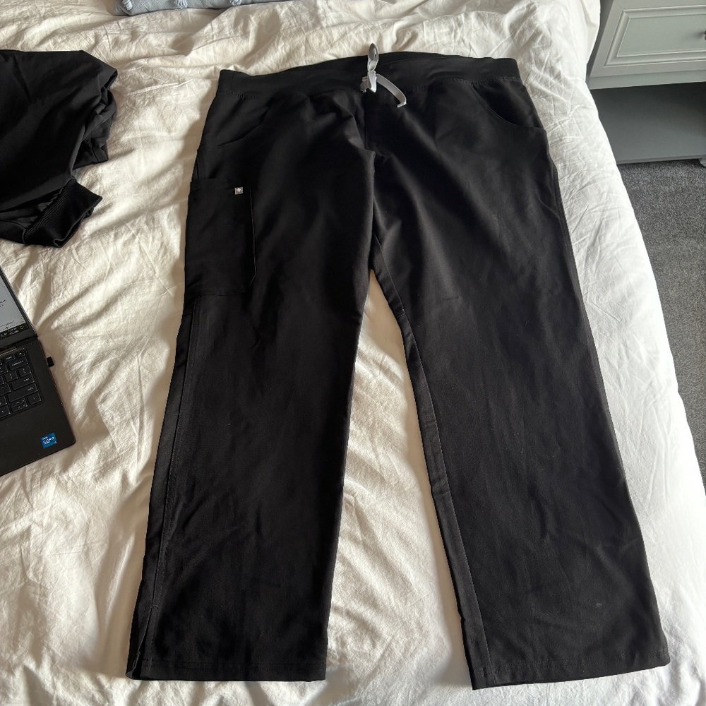 Figs Kade Cargo Scrub Pants black